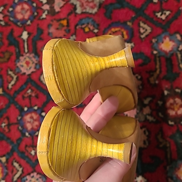 Manolo Blahnik yellow leather mule slide with metal buckle excellent condition - Picture 4 of 6